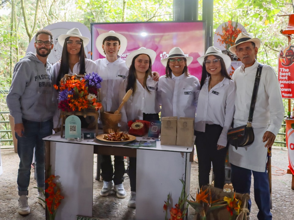 Estudiantes pascualinos acompañaron a propietarios de fincas silleteras de Santa Elena para que se conviertan en destinos turísticos (5)