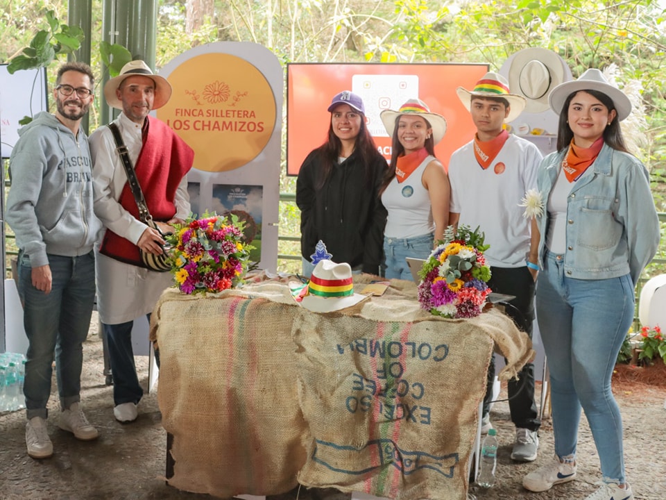 Estudiantes pascualinos acompañaron a propietarios de fincas silleteras de Santa Elena para que se conviertan en destinos turísticos (8)